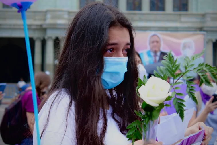  Fotografía: Jovanna García – Amiga de la infancia de Litzy llorando mientras se pedía justicia. 